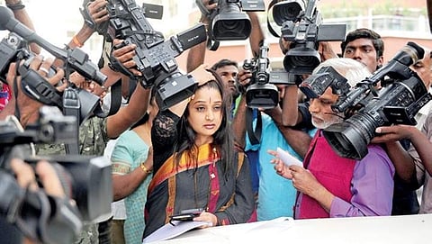 ರಮ್ಯಾವಿರುದ್ಧ ದೂರು ದಾಖಲಿಸಿದ ಬಿಜೆಪಿ ವಕ್ತಾರೆ ಮಾಳವಿಕಾ ಅವಿನಾಶ್ ನೇತೃತ್ವದ ನಿಯೋಗದ ಚಿತ್ರ