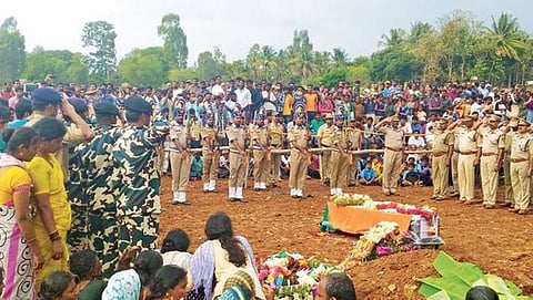 ಸಕಲ ಸರ್ಕಾರಿ ಗೌರವಗಳೊಂದಿಗೆ ಯೋಧ ಚಂದ್ರ ಅವರ ಅಂತ್ಯಕ್ರಿಯೆಯನ್ನು ನೆರವೇರಿಸಲಾಯಿತು.