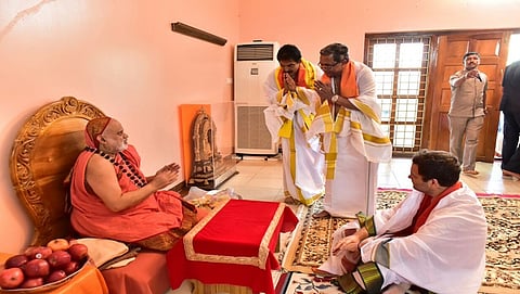 ರಾಹುಲ್ ಗಾಂಧಿ, ಶೃಂಗೇರಿ ಮಠದ ಜಗದ್ಗುರುಗಳಾದ ಶ್ರೀ ಶ್ರೀ ಶ್ರೀ ಭಾರತಿ ತೀರ್ಥ ಮಹಾಸ್ವಾಮೀಜಿಗಳವರನ್ನು ಭೇಟಿ ಮಾಡಿ, ಆಶೀರ್ವಾದ ಪಡೆದರು.