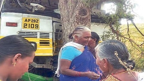 ರಸ್ತೆ ಬದಿ ಬಸ್ ಚಲಾಯಿಸಿ ಮರಕ್ಕೆ ಡಿಕ್ಕಿ ಹೊಡೆದಿರುವುದು