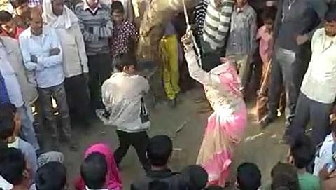 ಪತಿ ಪತ್ನಿಗೆ ಥಳಿಸುತ್ತಿರುವ ಚಿತ್ರ