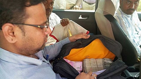 50 ಲಕ್ಷ ರು ಜಪ್ತಿ ಮಾಡುತ್ತಿರುವ ಅಧಿಕಾರಿಗಳು