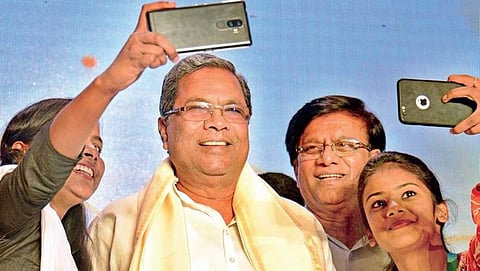 ನವ ಕರ್ನಾಟಕ ವಿಷನ್ 2025ನಲ್ಲಿ ವಿದ್ಯಾರ್ಥಿಗಳೊಂದಿಗೆ ಸೆಲ್ಫಿಗೆ ಫೋಸ್ ನೀಡಿದ ಮುಖ್ಯಮಂತ್ರಿ ಸಿದ್ದರಾಮಯ್ಯ