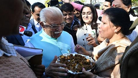 ಪಕೋಡ ಖರೀದಿಸುತ್ತಿರುವ ಖಟ್ಟರ್
