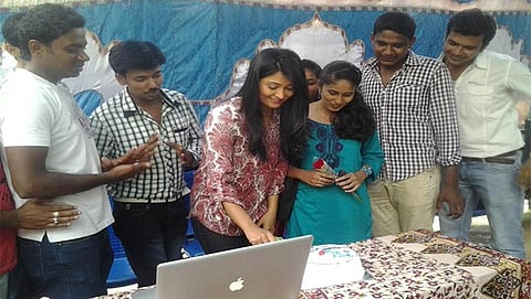 ಅಭಿಮಾನಿಗಳು ತಂದ ಕೇಕ್ ಕಟ್ ಮಾಡಿ ಖುಷಿ ಹಂಚಿಕೊಂಡ ರಾಧಿಕಾ ಪಂಡಿತ್