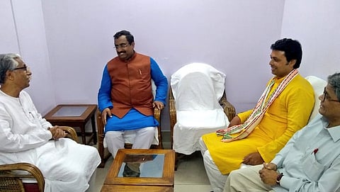 ಮಾಣಿಕ್ ಸರ್ಕಾರ್ ಗೆ ಆಹ್ವಾನ ನೀಡುತ್ತಿರುವುದು.