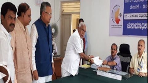 ನಾಮಪತ್ರ ಸಲ್ಲಿಸುತ್ತಿರುವ ಬಿಎಸ್ ವೈ