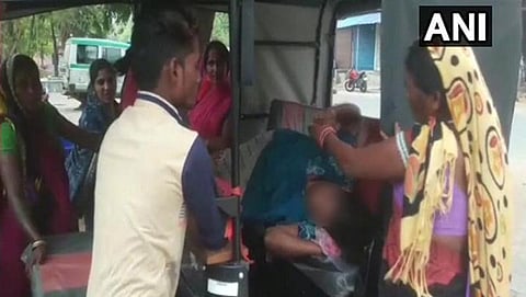 ಆಸ್ಪತ್ರೆಯಲ್ಲಿ ವೈದ್ಯರಿಲ್ಲ, ಆಟೋದಲ್ಲಿಯೇ ಮಗುವಿಗೆ ಜನ್ಮ ನೀಡಿದ ಮಹಿಳೆ