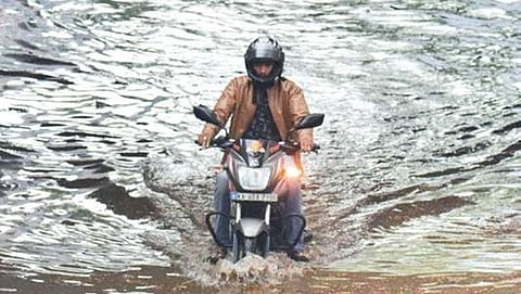 ಕೆ.ಆರ್.ಸರ್ಕಲ್ ನಲ್ಲಿ ಜಾಲಾವೃತ್ತಗೊಂಡಿರುವ ರಸ್ತೆಯಲ್ಲಿ ಸಾಗುತ್ತಿರುವ ದ್ವಿಚಕ್ರ ವಾಹನ ಸವಾರ