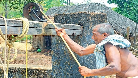 ವೃದ್ದರೊಬ್ಬರು ನೀರನ್ನು ಮೇಲಕ್ಕೆ ಎತ್ತುತ್ತಿರುವ ಚಿತ್ರ