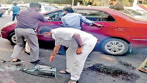 ಗಾಜಿನ ಚೂರು ಎತ್ತಿ ಪಕ್ಕಕ್ಕಿಡುತ್ತಿರುವ ಸಚಿವ .ಕೆ ಶಿವಕುಮಾರ್