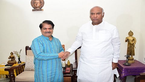ವಿಧಾನಸಭೆ ಚುನಾವಣೆ: ’ಕೈ’ ಹಿಡಿದ ಬಿಜೆಪಿ ನಾಯಕ ಚಂದ್ರಶೇಖರ್  ಹಿರೇಮಠ