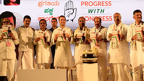 ರಾಹುಲ್ ಗಾಂಧಿಯಿಂದ ಪ್ರಣಾಳಿಕೆ ಬಿಡುಗಡೆಯ ಚಿತ್ರ