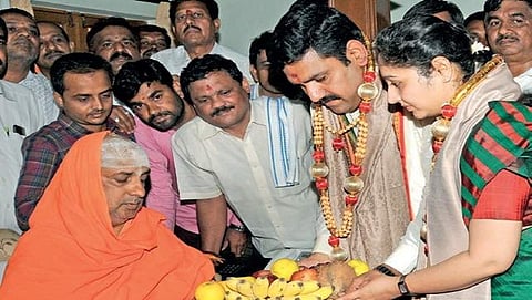 ಸುತ್ತೂರು ಶ್ರೀಗಳ ಆಶೀರ್ವಾದ ಪಡೆದ ವಿಜಯೇಂದ್ರ ದಂಪತಿ
