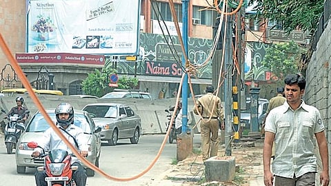ಬೆಂಗಳೂರಿನ ಹಲವೆಡೆ ವಿದ್ಯುತ್ ವೈರ್ ಮುರಿದು ಬಿದ್ದು ಜನರಿಗೆ ಮತ್ತು ಜಾನುವಾರಗಳ ಸಂಚಾರಕ್ಕೆ ಅಪಾಯವುಂಟಾಗಿದೆ