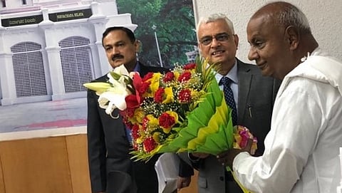 ಚುನಾವಣಾ ಆಯುಕ್ತರೊಂದಿಗೆ ಎಚ್ ಡಿ ದೇವೇಗೌಡ