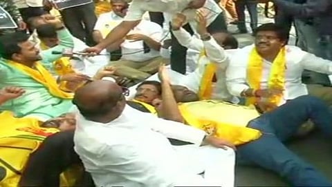 ಪ್ರತಿಭಟನಾನಿರತ ಟಿಡಿಪಿ ಸಂಸದರು