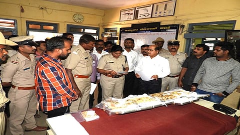 ಧಾರವಾಡ ಪೋಲೀಸ್ ಕಾರ್ಯಾಚರಣೆ: 7 ಕೆ.ಜಿ ದಾಖಲೆ ರಹಿತ ಆಭರಣ ವಶ