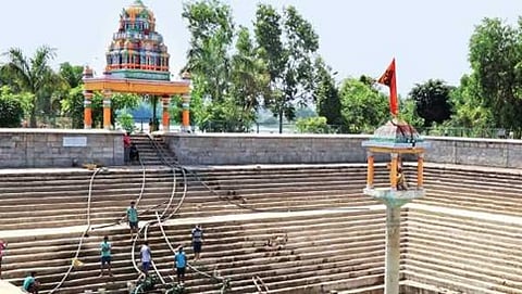 ಶಿವಮೊಗ್ಗದ ಶಿಕಾರಿಪುರದಲ್ಲಿ ಸ್ವಚ್ಛತೆಗಾಗಿ ಕಾಯುತ್ತಿರುವ ಪುಷ್ಕರಿಣಿ ದೇವಸ್ಥಾನ