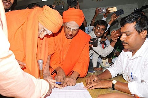 ಕರ್ನಾಟಕ ವಿಧಾನಸಭೆ ಚುನಾವಣೆಗೆ ಮತದಾನ ಹಿನ್ನೆಲೆಯಲ್ಲಿ ವಯೋ ವೃದ್ಧರಿಂದ ಹಿಡಿದು ಯುವ ಜನತೆ ಉತ್ಸಾಹದಿಂದ ಮತ ಚಲಾಯಿಸಿದ್ದಾರೆ.