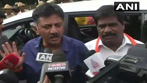 ಡಿ. ಕೆ. ಶಿವಕುಮಾರ್ ಮತ್ತು  ಪಕ್ಷೇತರ ಶಾಸಕ