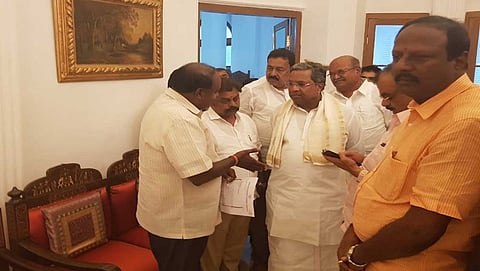 ರಾಜಭವನದಲ್ಲಿ ಕುಮಾರಸ್ವಾಮಿ-ಸಿದ್ದರಾಮಯ್ಯ