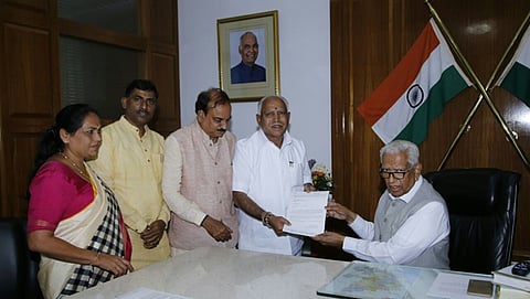 ಸರ್ಕಾರ ರಚನೆಗೆ ರಾಜಭವನದಲ್ಲಿ ಹಕ್ಕು ಮಂಡಿಸಿದ ಯಡಿಯೂರಪ್ಪ, ಅನಂತ್ ಕುಮಾರ್. ಶೋಭಾ ಕರಂದ್ಲಾಜೆ