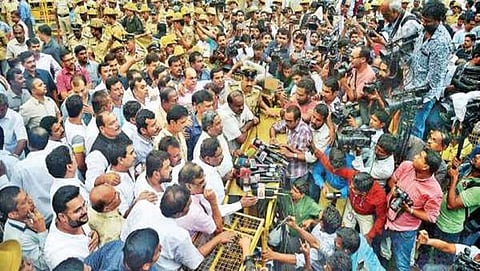 ರಾಜಭವನದ ಮುಂದೆ ಎಚ್.ಡಿ ಕುಮಾರ ಸ್ವಾಮಿ