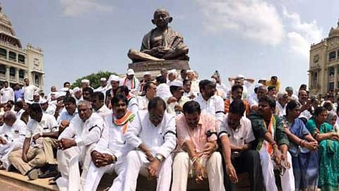 ಪ್ರತಿಭಟನೆ ಬಳಿಕ ಮತ್ತೆ ರೆಸಾರ್ಟ್'ನತ್ತ ಮುಖ ಮಾಡಿದ ಕಾಂಗ್ರೆಸ್ ಶಾಸಕರು