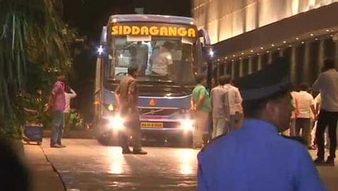 ಆಪರೇಷನ್ ಕಮಲ ಭೀತಿ; ಬೆಂಗಳೂರು ರೆಸಾರ್ಟ್'ನಿಂದ ಹೈದರಾಬಾದ್'ಗೆ ಶಾಸಕರು ಶಿಫ್ಟ್