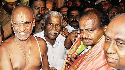 ತಮಿಳುನಾಡಿನ ಶ್ರೀರಂಗಂನಲ್ಲಿರುವ ರಂಗನಾಥ ದೇಗುಲಕ್ಕೆ ಭೇಟಿ ನೀಡಿದ ಜೆಡಿಎಸ್ ನಾಯಕ ಹೆಚ್.ಡಿ.ಕುಮಾರಸ್ವಾಮಿ