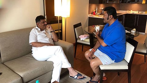 ಹಿಲ್ಟನ್ ಹೊಟೆಲ್ ನಲ್ಲಿ ಆನಂದ್ ಸಿಂಗ್ ಭೇಟಿ ಮಾಡಿದ ಡಿಕೆ ಶಿವಕುಮಾರ್
