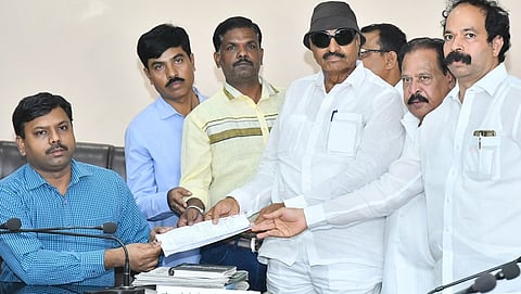 ನಾಮಪತ್ರ ಸಲ್ಲಿಸುತ್ತಿರುವ ವಾಟಾಳ್