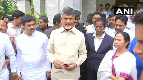 ಸುದ್ದಿಗಾರರೊಂದಿಗೆ ಮಾತನಾಡುತ್ತಿರುವ ಆಂಧ್ರಪ್ರದೇಶ ಮುಖ್ಯಮಂತ್ರಿ ಚಂದ್ರಬಾಬು ನಾಯ್ಡು ಮತ್ತು ಪಶ್ಚಿಮ ಬಂಗಾಳ ಮುಖ್ಯಮಂತ್ರಿ ಮಮತಾ ಬ್ಯಾನರ್ಜಿ