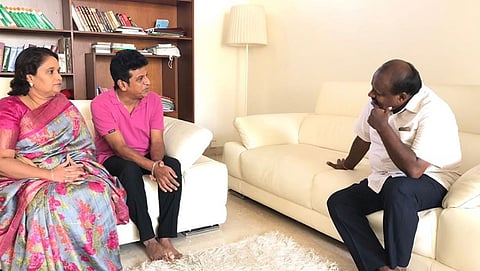 ಸಿಎಂ ಕುಮಾರಸ್ವಾಮಿಯನ್ನು ಭೇಟಿಯಾದ ಶಿವರಾಜ್‍ಕುಮಾರ್  ದಂಪತಿ