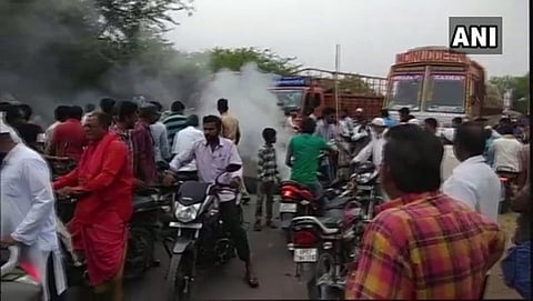 ಸ್ಥಳೀಯ ನಿವಾಸಿಗಳು ಪ್ರತಿಭಟನೆ ನಡೆಸುತ್ತಿರುವ ಚಿತ್ರ