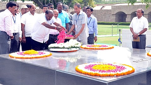 ಮಹಾತ್ಮನಿಗೆ ಸಿಎಂ ಪುಷ್ಪ ನಮನ... ಸಚಿವ ಸಂಪುಟ ರಚನೆ ಕುರಿತು ಕಾಂಗ್ರೆಸ್​ ನಾಯಕರೊಂದಿಗೆ ಚರ್ಚೆ ನಡೆಸಲು ದೆಹಲಿಗೆ ತೆರಳಿರುವ ಮುಖ್ಯಮಂತ್ರಿ ಎಚ್ ಡಿ ಕುಮಾರಸ್ವಾಮಿ ಅವರು ಸೋಮವಾರ ರಾಜ್ ​ಘಾಟ್ ​ಗೆ ತೆರಳಿ ಮಹಾತ್ಮ ಗಾಂಧೀಜಿಯವರ ಸ್ಮಾರಕಕ್ಕೆ ಪುಷ್ಪ ನಮನ ಸಲ್ಲಿಸಿದರು.
