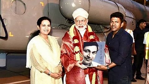 ಬೆಂಗಳೂರಿನಲ್ಲಿ  ಪತ್ನಿ ಅಶ್ವಿನಿ ಜೊತೆಗೂಡಿ ಪ್ರಧಾನ ಮಂತ್ರಿ ನರೇಂದ್ರ ಮೋದಿಯನ್ನು ಭೇಟಿ ಮಾಡಿದ ಪುನೀತ್ ತಾವು ರಾಜ್ ಕುಮಾರ್ ಬಗ್ಗೆ ಬರೆದ ಪುಸ್ತಕವನ್ನು ನೀಡಿದರು.
