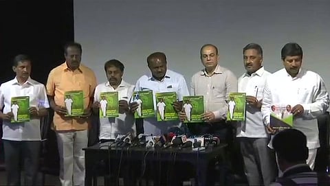 ಪಕ್ಷದ ಪ್ರಣಾಳಿಕೆ ಬಿಡುಗಡೆ ಮಾಡಿದ ಎಚ್ ಡಿ ಕುಮಾರಸ್ವಾಮಿ