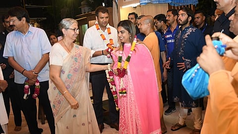 ದೇವಸ್ಥಾನದಲ್ಲಿ ಸರಳವಾಗಿ ನಿಶ್ಚಿತಾರ್ಥ ಮಾಡಿಕೊಂಡ ಇಶಾ ಅಂಬಾನಿ-ಆನಂದ್ ಪಿರಾಮಲ್  ಜೋಡಿ