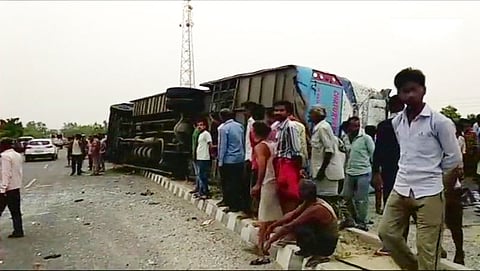 ಅಪಘಾತಕ್ಕೀಡಾಗಿರುವ ಬಸ್