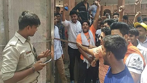 ವಿಎಚ್‍ಪಿ ಕಾರ್ಯಕರ್ತರಿಂದ ತಾಜ್ ಮಹಲ್ ಪಶ್ಚಿಮ ದ್ವಾರ ದ್ವಂಸ