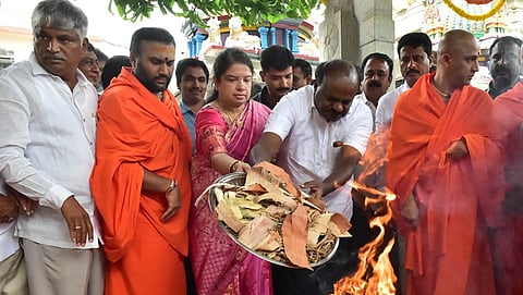 ಅಮವಾಸ್ಯೆ ಪೂಜೆ ಸಲ್ಲಿಸುತ್ತಿರುವ ಎಚ್ ಡಿ ಕುಮಾರಸ್ವಾಮಿ ಹಾಗೂ ಅವರ ಪತ್ನಿ ಅನಿತಾ