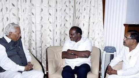 ರಾಜ್ಯಪಾಲ ವಜುಭಾಯ್ ವಾಲಾ ಅವರೊಂದಿಗೆ ಮಾತುಕತೆ ನಡೆಸುತ್ತಿರುವ ಮುಖ್ಯಮಂತ್ರಿ ಕುಮಾರಸ್ವಾಮಿ ಹಾಗೂ ಉಪ ಮುಖ್ಯಮಂತ್ರಿ ಪರಮೇಶ್ವರ್