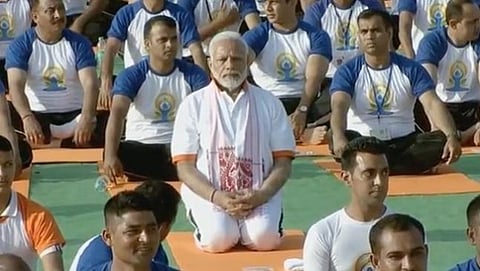 ಉತ್ತರಾಖಂಡ ರಾಜ್ಯದ ಡೆಹ್ರಾಡೂನ್ ನಲ್ಲಿ ಯೋಗ ನಿರತ ಪ್ರಧಾನಿ ನರೇಂದ್ರ ಮೋದಿ