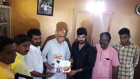 ಮೈಸೂರಿನಲ್ಲಿಂದು ಸಂಸದ ಪ್ರತಾಪ್ ಸಿಂಹ ಅವರಿಂದ ಮೋದಿ ಸರ್ಕಾರದ ನಾಲ್ಕು ವರ್ಷಗಳ ಸಾಧನೆ ಕುರಿತ ಪುಸ್ತಿಕೆ ಸ್ವೀಕರಿಸಿದ ಭೈರಪ್ಪ