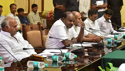 ವಿಧಾನ ಸೌಧದಲ್ಲಿ ಬ್ಯಾಂಕು ಅಧಿಕಾರಿಗಳೊಂದಿಗೆ ಸಭೆಯಲ್ಲಿ ಮುಖ್ಯಮಂತ್ರಿ ಹೆಚ್ ಡಿ ಕುಮಾರಸ್ವಾಮಿ