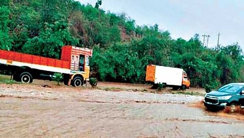 ಪ್ರವಾಹದಲ್ಲಿ ಹೋಗಲು ಹರಸಾಹಸಪಡುತ್ತಿರುವ ವಾಹನಗಳು