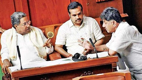 ಅಧಿವೇಶನದ ವೇಳೆ ಮಾತುಕತೆ ನಡೆಸುತ್ತಿರುವ ಡಿ.ಕೆ.ಶಿವಕುಮಾರ್ ಹಾಗೂ ಮಾಜಿ ಮುಖ್ಯಮಂತ್ರಿ ಸಿದ್ದರಾಮಯ್ಯ