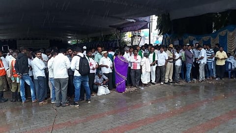 ಎಚ್ ಡಿ ಕುಮಾರಸ್ವಾಮಿಗಾಗಿ ಕಾಯುತ್ತಿರುವ ಜನ